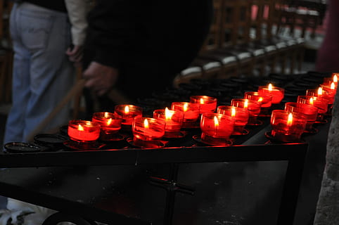 Kerzen, Feuerflamme, Licht, beleuchtet, Feuer, Flamme, Wachskerze, Kirche, Religion, Kerze, Verbrennung, Hitze - Temperatur, große gruppe von gegenständen, Feuer - natürliches Phänomen, Anbetungsstätte, Spiritualität, Glauben, glühend, gebaute Struktur, in einer Reihe, Lichtanlage, Natur, Gebäude, die Architektur, drinnen, Teelicht, Hand, 2K, CC0, gemeinfrei, lizenzfrei