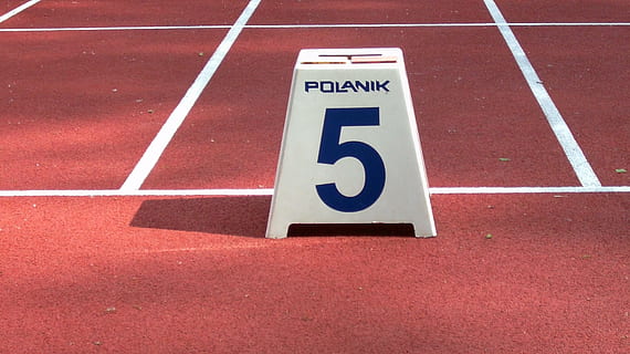 gara, routine, jogging, atletica leggera, pista da corsa, sport, numero, comunicazione, pista sportiva, giorno, nessuno, concorrenza, vista dall'alto, rosso, testo, all'aperto, cartello, linea di partenza, sport competitivo, inizi, Colore bianco, guida, assenza, 2K, CC0, dominio pubblico, privo di copyright