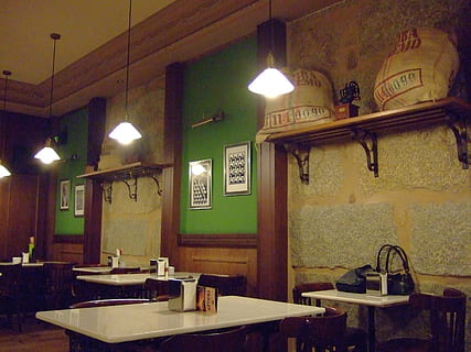 bar, vecchio, caffè, attrezzatura per l'illuminazione, illuminato, in casa, Lavello, tavolo, nessuno, assenza, attrezzature domestiche, stanza domestica, casa, bagno, luce, attività commerciale, ristorante, architettura, luce elettrica, posto a sedere, caratteristica della parete, lampada elettrica, rubinetto, 2K, CC0, dominio pubblico, privo di copyright