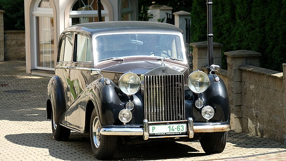 Rolls Royce, nero, vecchi tempi, auto, osare, lusso, Repubblica Ceca, veicolo, classico, modo di trasporto, mezzi di trasporto, macchina vintage, veicolo terrestre, veicolo a motore, in stile retrò, faro, giorno, luce del sole, città, stazionario, architettura, metallo, vecchio, strada, esterno dell'edificio, nessuno, all'aperto, Vintage ▾, antico, cromo, color argento, 4K, CC0, dominio pubblico, privo di copyright