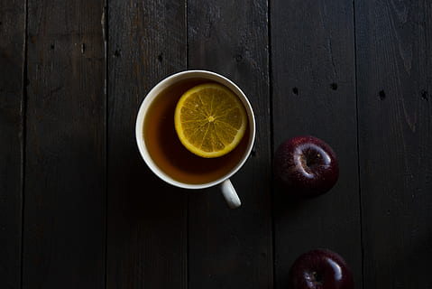 eben, legen, Fotografie, Weiß, Teetasse, Zitrone in Scheiben schneiden, braun, Flüssigkeit, Getränk, Tee, Zitrone, Scheibe, Tasse, Essen und Trinken, gesundes Essen, Obst, Lebensmittel, Wohlbefinden, Erfrischung, Frische, direkt darüber, drinnen, Zitrusfrucht, Stillleben, Tee - heißes Getränk, Holz - Material, High Angle View, Studioaufnahme, keine Leute, heisses Getränk, Glas, Geschirr, 5K, CC0, gemeinfrei, lizenzfrei