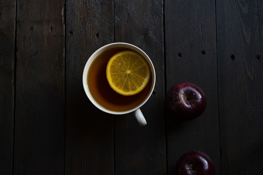 flad, lægge, fotografering, hvid, te kop, skive citron, Brun, væske, drikke, te, citron, skive, kop, mad og drikke, sund kost, frugt, mad, velvære, forfriskning, friskhed, direkte over, indendørs, citrus frugt, stilleben, te - varm drikke, træ - materiale, høj vinkel visning, studio skud, ingen mennesker, varm drikke, glas, porcelæn, 5K