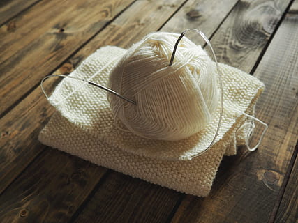 blanco, hilo de hilo, agujas, tejido de punto, enredo, hilo, costura, Hobby, vacaciones, pasión, pasatiempo, ocio, tejer, un bucle, comodidad, relajación, estilo de vida, lana, Arte y artesanía, arte, adentro, textil, material de madera, material, naturaleza muerta, nadie, vista de alto ángulo, mesa, aguja de tejer, creatividad, ropa, de cerca, bola de lana, enfoque selectivo, sombrero, modelo, 4K, CC0, dominio público, libre de derechos