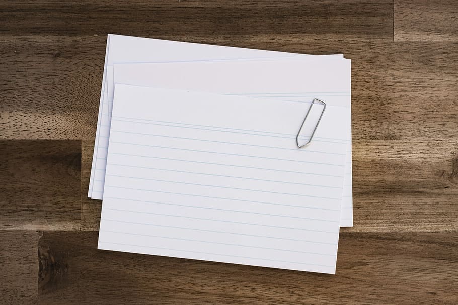 blanc, targeta d'índex, marró, superfície de parquet, paper folrat, superfície, pestanya, mapa, paper, oficina, regulació, ordenar, sortir, papereria, fitxers, clip de paper, clip, en blanc, subministrament d’oficina, pàgina, bloc de notes, recordatori, a l'interior, taula, material de fusta, directament a sobre, còpia espai, cap gent, Color blanc, bolígraf, vista d’angle alt, educació, document, escriptori, comunicació, primer pla, fer llistes, 5K