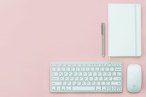 æble, baggrund, forbindelse, data, skrivebord, apparat, Skærm, elektronik, udstyr, flatlay, hjemmekontor, tastatur, magisk mus, moderne, mus, notesbog, notesblok, kontor, pastel, pen, lyserød, enkel, teknologi, ovenfra, hvid, arbejde, arbejdsområde, arbejdsplads, indendørs, computerudstyr, computer, studio skud, kopiere plads, computer tastatur, ingen mennesker, trådløs teknologi, meddelelse, forretning, direkte over, bord, lyserød farve, note pad, blank, 5K, CC0, offentligt domæne, royaltyfrie