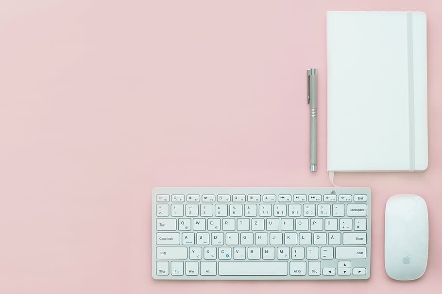æble, baggrund, forbindelse, data, skrivebord, apparat, Skærm, elektronik, udstyr, flatlay, hjemmekontor, tastatur, magisk mus, moderne, mus, notesbog, notesblok, kontor, pastel, pen, lyserød, enkel, teknologi, ovenfra, hvid, arbejde, arbejdsområde, arbejdsplads, indendørs, computerudstyr, computer, studio skud, kopiere plads, computer tastatur, ingen mennesker, trådløs teknologi, meddelelse, forretning, direkte over, bord, lyserød farve, note pad, blank, 5K