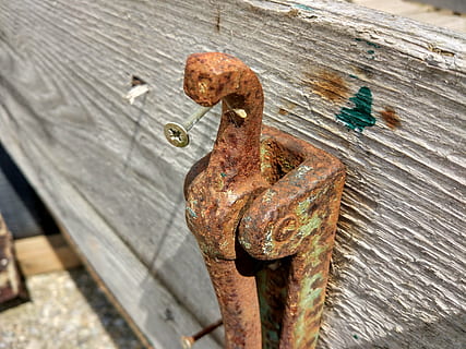 rust, mount, træ, metal, rusten, gammel, dag, tæt på, ingen mennesker, forvitret, høj vinkel visning, fokus på forgrunden, sikkerhed, træ - materiale, udendørs, nedgang, forbindelse, forringelse, kørt ned, beskyttelse, natur, beskadiget, 4K, CC0, offentligt domæne, royaltyfrie