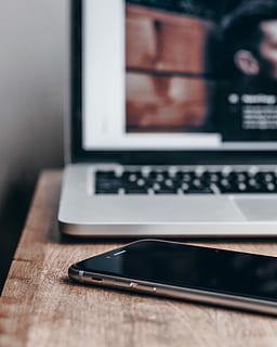 espaço, cinzento, iphone 6, macbook, pró, ao lado, virou, trabalhos, computador portátil, Iphone, maçã, trabalhando, escritório, mesa, computador, lança, codificador, código, codificação, local na rede Internet, desenvolvedor, tecnologia, conexão, tecnologia sem fio, comunicação, dentro de casa, ninguém, fechar-se, equipamentos de informática, focar em primeiro plano, foco seletivo, monitor de computador, dispositivo de informação portátil, madeira - material, ainda vida, cor preta, texto, o negócio, teclado, 4K, CC0, domínio público, royalty free