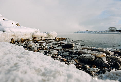 eisbedeckte Steine, Eis, bedeckt, Steine, Natur, Winter, Schnee, kalte Temperatur, Meer, gefroren, Wasser, Landschaft, draußen, keine Leute, Frost, Strand, szenen, Küste, Himmel, Schönheit in der Natur, Ruhe, Rock, solide, Szenen - Natur, Rock - Objekt, ruhige Szene, Land, Tag, wolke - himmel, Oberflächenniveau, 4K, CC0, gemeinfrei, lizenzfrei