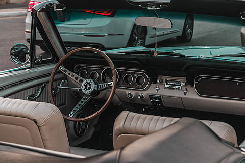 convertible, junto a, blanco, sedán, marrón, gris, Ford Mustang, interior, vehículo, la carretera, volante, tablero, parabrisas, ventana, vendimia, clásico, antiguo, asientos, caida superior, viaje, transporte, vacío, modo de transporte, coche, vehículo terrestre, Vehículo de motor, interior del vehículo, panel de control, interior del coche, adentro, día, controlar, nadie, asiento, asiento del vehículo, velocímetro, lujo, 5K, CC0, dominio público, libre de derechos