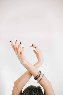 mujer, vistiendo, oro, negro, brazaletes, anillo de oro, dorado y negro, mano humana, gente, hembras, etnia caucásica, dedo humano, una persona, foto de estudio, adulto, parte del cuerpo humano, solo una mujer, Solo mujeres, Sólo para adultos, Fondo blanco, adentro, mano, estilos de vida, parte del cuerpo, gente real, copia espacio, actividad de ocio, uña, esmalte de uñas, separar, perspectiva personal, persona irreconocible, dedo, brazos levantados, 5K
