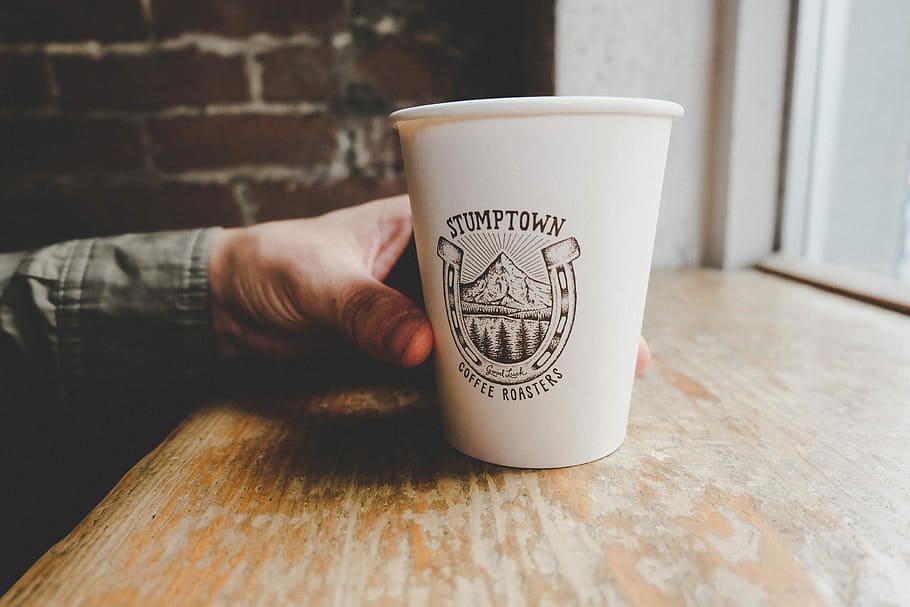 Person, halten, Weiß, Wegwerf, Pappbecher, Tasse, Kaffee, Trinken, Getränk, stumptown, eine Person, menschliche Hand, Hand, Erfrischung, drinnen, Essen und Trinken, menschliches Körperteil, Becher, Kaffee trinken, Erwachsene, Lebensstile, Tabelle, Kaffeetasse, heisses Getränk, Mittelteil, Latté, 4K