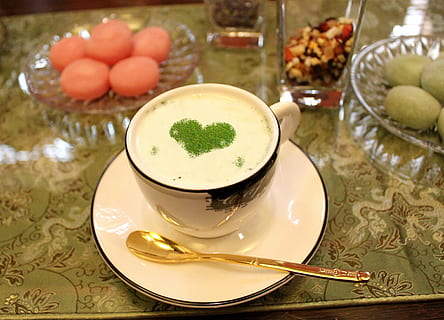 bianca, bere guarnito, verde, polvere, posto, ceramica, tazza di tè, matcha, tazza, scena, cibo e bevande, cibo, tavolo, freschezza, piattino, utensile da cucina, bere, in casa, vasellame, cucchiaio, nessuno, rinfresco, natura morta, pronto a mangiare, avvicinamento, boccale, piatto, vista dall'alto, tentazione, 4K, CC0, dominio pubblico, privo di copyright