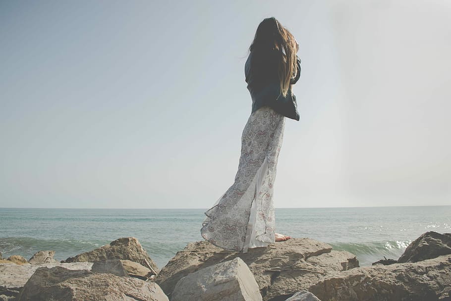 foto, bianca, nero, formazione rocciosa, corpo, acqua, roccia nera, corpo d'acqua, mare, natura, roccia - oggetto, all'aperto, spiaggia, donne, una persona, cielo, orizzonte sull'acqua, in piedi, persone, orizzonte, persone reali, stili di vita, attività di svago, bellezza nella natura, vista laterale, scenics - natura, roccia, lunghezza intera, solido, giovane adulto, acconciatura, moda, guardando a vista, 2K