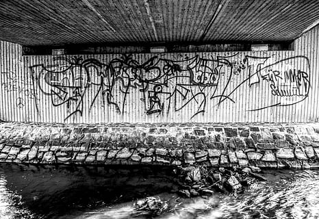 graffiti, Ściana, sztuka, kreatywność, farba fasadowa, opryskiwacz, obraz, graficzny, fresk, Sztuka uliczna, most, rzeka, zatoczka, woda, kontrast, czarny biały, architektura, zbudowana struktura, dzień, żadnych ludzi, funkcja budowy ścian, opuszczony, na dworze, metal, niechlujny, Natura, przestarzały, uszkodzony, stary, sufit, 5K, CC0, domena publiczna, darmowe zdjęcia