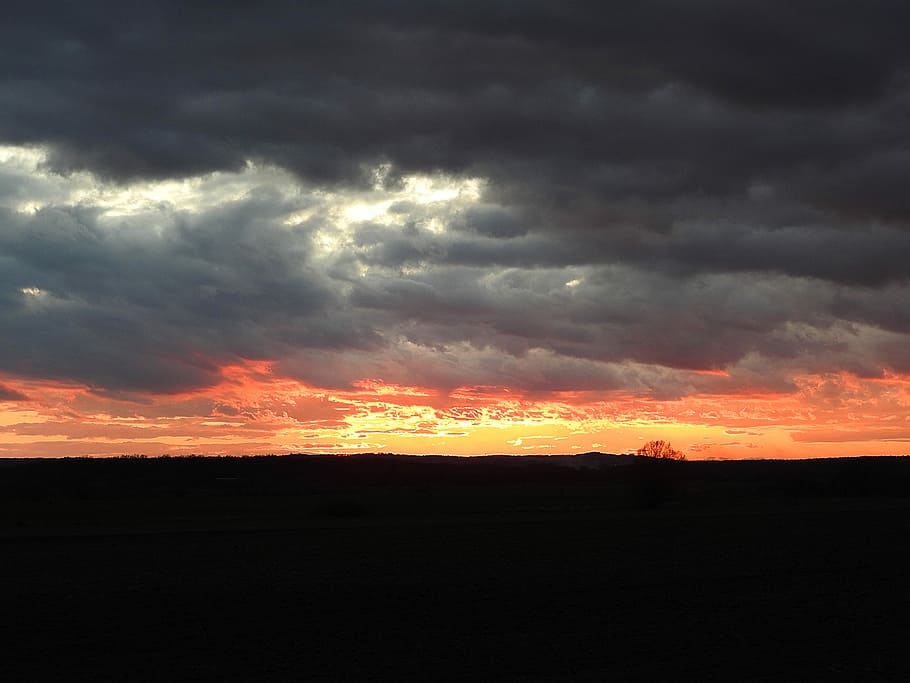 solnedgang, Sky, formationer, aften, himmel, skyformationer, aftenhimmel, efterglød, aften time, winder stimmung, natur, sky - himmel, cloudscape, skumring, scenics, orange farve, dramatisk himmel, landskab, skønhed i naturen, mørk, udendørs, rød, vejr, gul, silhuet, scenics - natur, miljø, ro, ingen mennesker, rolig scene, idyllisk, majestætisk, overskyet, ildevarslende, 4K