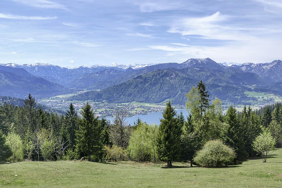 muntanya, naturalesa, paisatge, arbre, fusta, tegernsee, vista, panorama, planta, bellesa a la natura, escenics - natura, escena tranquil·la, cel, tranquil·litat, escena no urbana, núvol - cel, color verd, dia, idíl·lic, creixement, medi ambient, herba, terra, cap gent, Serra, a l'aire lliure, cim de muntanya, arbre de coníferes, 5K