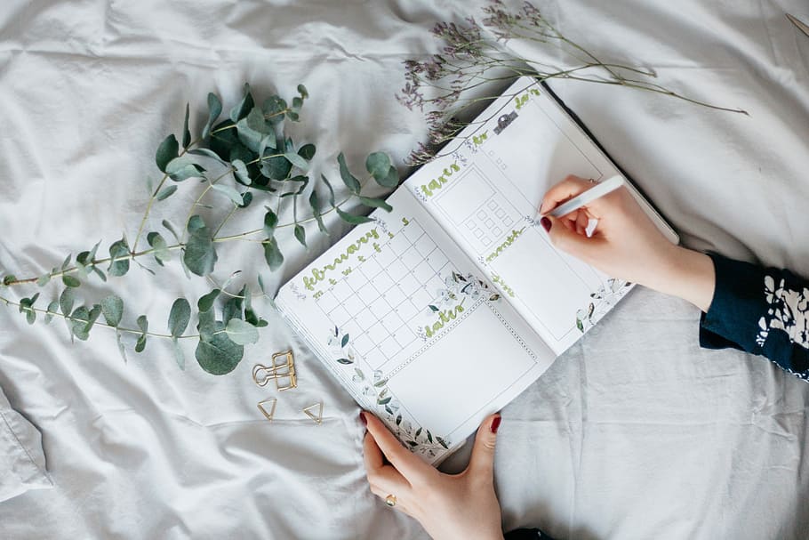persona, escriure, paper, pàgina del llibre, llibre, revista, mà, llit, full, planta, verd, De dalt a baix, caucàsic, pla, llista, blanc, flor, fer llistes, productivitat, bullet journal, una persona, mobles, vista d’angle alt, a l'interior, part del cos humà, adult, mà humana, tèxtil, dormitori, directament a sobre, estirat, dones, Color blanc, salut i medicina, part del cos, extremitat humana, 5K