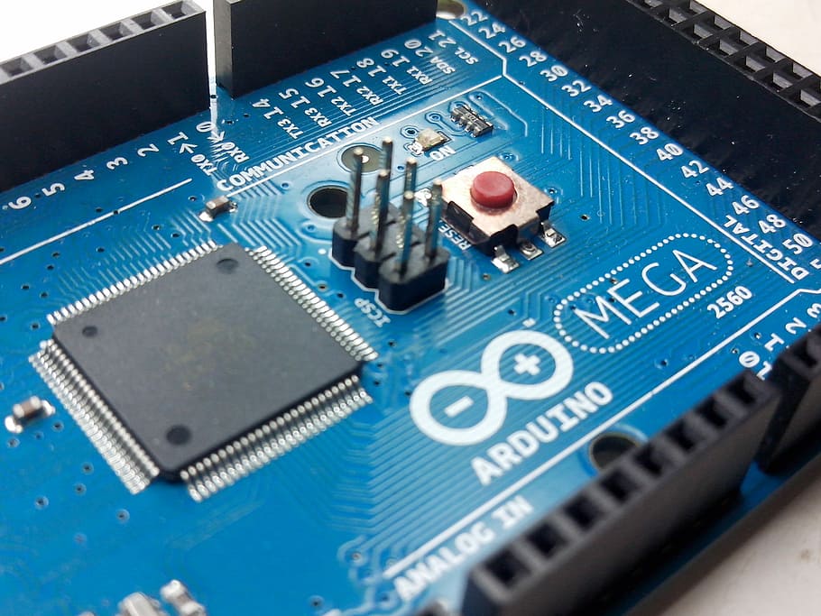 arduino, avvicinamento, blu, nero, scheda di circuito, elettronico, Tech, pulsante, macro, tecnologia, industria elettronica, chip del computer, connessione, attrezzatura informatica, industria, girato in studio, computer, nessuno, comunicazione, parte del computer, scheda madre, attrezzatura, complessità, precisione, in casa, vista dall'alto, controllo, componente elettrico, processore, materiale elettrico, 2K