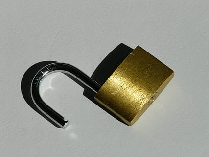 castello, lucchetto, sicuro, bloccato, allegare, armadietto, tappatura, serrature a, Aperto, bloccabile, metallo, bagliore, splendere, stiro, tu grillo, cassa del tubo, sicurezza, in casa, girato in studio, singolo oggetto, color oro, avvicinamento, grigio, sfondo grigio, nessuno, oro, natura morta, copia spazio, sfondo bianco, protezione, forma, brillante, successo, vista dall'alto, lusso, spese, 2K, CC0, dominio pubblico, privo di copyright
