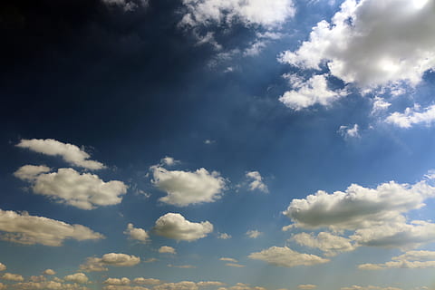 himlen, skyer, skyer, himmel, sky - himmel, cloudscape, skønhed i naturen, blå, overskyet, atmosfære, scenics - natur, baggrunde, vind, natur, miljø, sollys, hvid farve, dramatisk himmel, meteorologi, fluffy, ingen mennesker, udendørs, lyse, klima, ren, renhed, 5K, CC0, offentligt domæne, royaltyfrie
