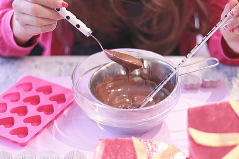 smeltet, chokolade, rustfri, stålskål, rustfrit stål, mad, dessert, mennesker, sødt mad, menneskelig hånd, lyserød farve, en person, bedrift, væske, beskæftigelse, indendørs, mad og drikke, hånd, menneskelig kropsdel, spise redskaber, køkkenredskaber, ske, friskhed, sød, skål, forberedelse, fokus på forgrunden, midsection, finger, 1080P, CC0, offentligt domæne, royaltyfrie