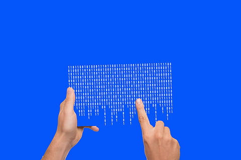 Abbildung der Binärcodes, binär, ein, Null, Binärcode, binäres System, Byte, Hand, berühren, schweben, Bits, Computer, Daten, Datenaustausch, Digital, Computerwissenschaften, Kommunikation, Netzwerk, Programmierung, Taschenrechner, Server, Skript, Trojaner, Virus, menschliche Hand, Blau, Studioaufnahme, menschliches Körperteil, Technologie, farbiger Hintergrund, Verbindung, Cyberspace, drinnen, eine Person, Blauer Hintergrund, Computerausrüstung, futuristisch, Nahansicht, Erwachsene, kabellose Technologie, halten, Finger, digitaler Verbund, Komplexität, Computer Sprache, 5K, CC0, gemeinfrei, lizenzfrei
