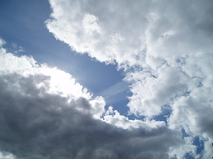 soleil traversant les nuages, doublure d'argent, des nuages, ciel, nuage - ciel, cloudscape, couleur blanche, beauté dans la nature, paysages - nature, la nature, environnement, arrière-plans, couvert, bleu, personne, journée, tranquillité, idyllique, vent, scène tranquille, atmosphère, en plein air, météorologie, climat, pureté, douceur, nettoyer, 1080P, CC0, domaine public, libre de droits