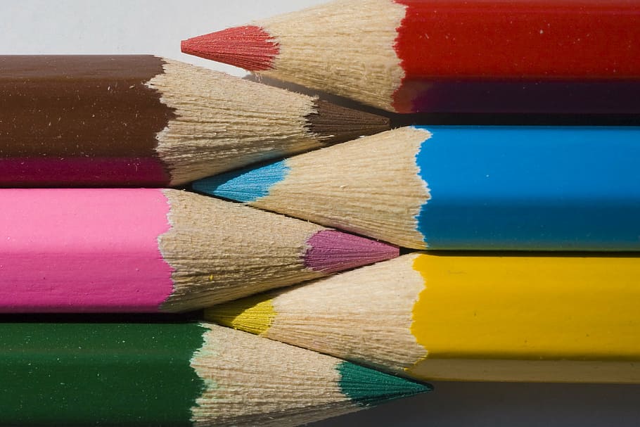 sechs, sortierte Farbe, Buntstifte, Hintergrund, Textur, Hintergründe, mehrfarbig, Kunst und Handwerk, Bleistift, Buntstift, Variation, drinnen, Anordnung, Nahansicht, Wahl, Stillleben, Schreibgerät, Kunst, keine Leute, in einer Reihe, Gruppe von Objekten, Seite an Seite, Gelb, Kreativität, Holz - Material, Kunst- und Handwerksausrüstung, Auftrag, 2K