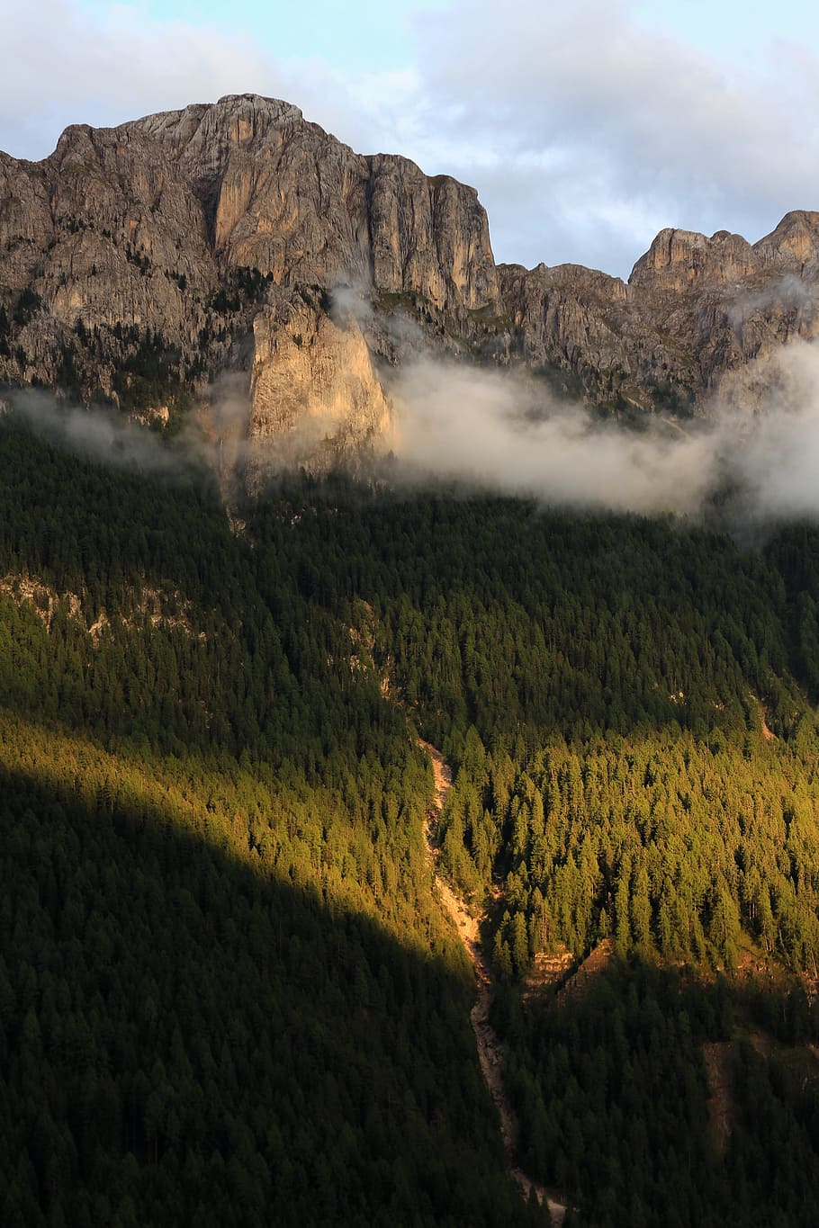 montagna, dolomiti, luci, nuvole, foresta, bellezza nella natura, scenics - natura, scena tranquilla, paesaggio, ambiente, la tranquillità, scena non urbana, terra, pianta, natura, cielo, nessuno, geologia, giorno, nuvola - cielo, crescita, a distanza, colore verde, idilliaco, catena montuosa, all'aperto, formazione, 5K