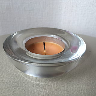 vela, perfumat, flama, foc - fenomen natural, cremant, decoració, calor - temperatura, a l'interior, taula, primer pla, foc, cap gent, vista d’angle alt, natura morta, llum del te, vidre, vidre - material, naturalesa, Color blanc, aigua, temes socials, 2K, CC0, domini públic, lliure de regalies