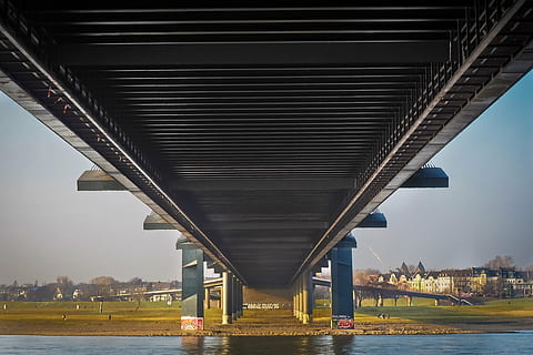 cinzento, concreto, ponte, corpo, agua, dia, arquitetura, Estruturas, construção, rio, transição, düsseldorf, cais da ponte, cruzando, Reno, banco, paisagem do rio, Cidade antiga, cidade, ponte - estrutura feita pelo homem, conexão, transporte, estrutura construída, abaixo, ao ar livre, céu, ninguém, exterior do edifício, natureza, metal, estrada, direção, por baixo, arranha-céu, aço, 4K, CC0, domínio público, royalty free