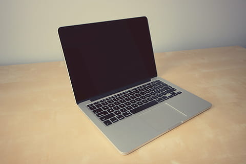 Macbook Pro, macbook, pro, table, portable, ordinateur, Pomme, affaires, Bureau, La technologie, Technologie sans fil, clavier d'ordinateur, la communication, l'Internet, personne, objet unique, ouvrir, lien, à l'intérieur, fermer, équipement informatique, dispositif d'information portable, espace de copie, portabilité, moniteur d'ordinateur, vue grand angle, réflexion, réseau informatique, blanc, 5K, CC0, domaine public, libre de droits
