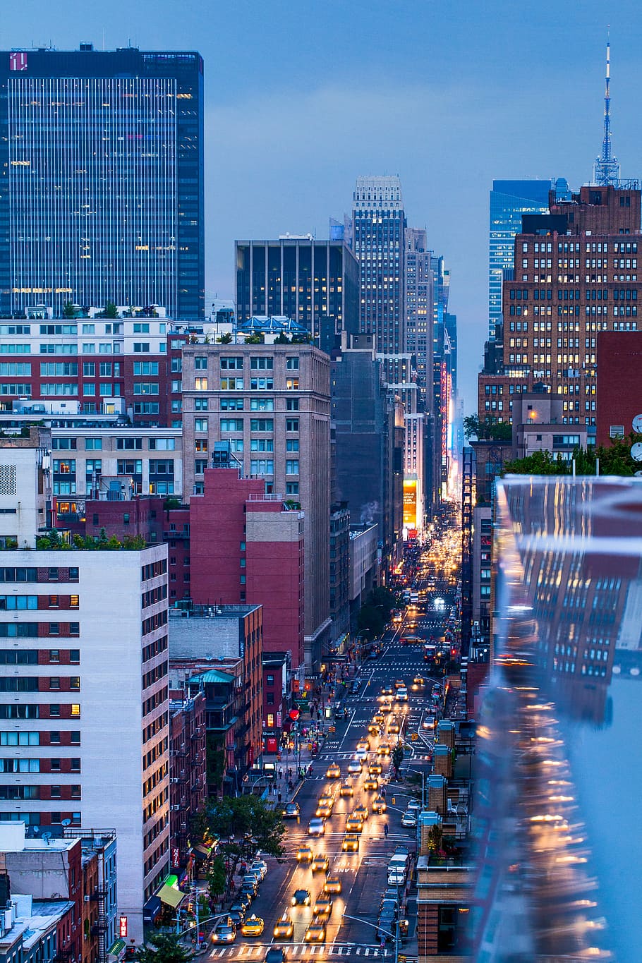 bylys, bybilledet, urban scene, nat, by skyline, skyskraber, by, arkitektur, downtown distriktet, berømte sted, bygning udvendig, USA, bygget struktur, byliv, kontorbygning, belyst, bygning, kontorbygning udvendig, moderne, gade, transportmidler, himmel, landskab, bevægelse, boligområde, vej, byens gade, høj - høj, ingen mennesker, udendørs, finansdistrikt, 5K