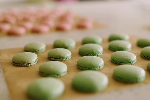 diversos, pastes, marró, pissarra, verd, rosa, macarons lot, cocció, macarró, cookie, enfornar, pastisseria, enfocament selectiu, menjar, primer pla, menjar i beguda, a l'interior, menjar dolç, dolç, gran grup d'objectes, caramels, cap gent, taula, indulgència, frescor, postres, celebració, material de fusta, temptació, pastís, petit, menjar francès, 2K, CC0, domini públic, lliure de regalies