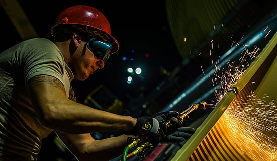 homme, portant, noir, des lunettes de protection, rouge, difficile, chapeau de soudure en métal, construction, ouvrier, torche, Coupe, site, bâtiment, la main d'oeuvre, équipement, travail, casque, construire, mâle, emploi, tâche, brûlant, métal, Occupation, industrie, à l'intérieur, adulte, une personne, Hommes, mouvement, atelier, protection, affaires, mouvement flou, usine, industrie métallurgique, compétence, équipement de fabrication, des étincelles, effort, alliage, 1080P, CC0, domaine public, libre de droits