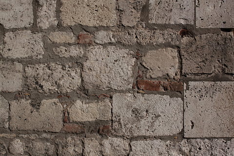 parete, calcare, mattone, difficile, biancastro, rosso, murato, fondo, sfondo, architettura, struttura costruita, caratteristica della parete, strutturato, sporco, esterno dell'edificio, sfondi, fotogramma intero, muro di mattoni, nessuno, intemperie, ruvido, giorno, vecchio, danneggiato, modello, muro di pietra, calcestruzzo, all'aperto, cemento, 4K, CC0, dominio pubblico, privo di copyright