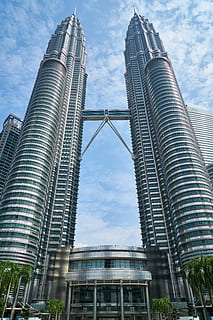 Malaysia, grattacielo, costruzione, struttura, cielo, grande, edifici, urbano, punto di riferimento, bellissimo, nuvole, città, architettura, paesaggio, nube, blu, composizione, design, all'aperto, contemporaneo, acciaio, metallo, finestra, alto, magnifico, torri petronas, Torre, scena urbana, moderno, struttura costruita, Kuala Lumpur, esterno dell'edificio, Asia, edificio per uffici, attività commerciale, posto famoso, paesaggio urbano, skyline urbano, alto - alto, distretto del centro, riflessione, nuvola - cielo, Inquadratura dal basso, edificio per uffici esterno, natura, giorno, nessuno, ufficio, destinazioni di viaggio, distretto finanziario, 8K, CC0, dominio pubblico, privo di copyright