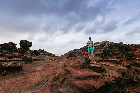 osoba, stojící, horní, balvan, muž, skály, nízký úhel, fotografování, muž v šedé barvě, utah, mezník, Skála, hora, mrak, venku, Příroda, lidé, dobrodružství, turistika, jedna osoba, krajina, scén, rock - objekt, muži, cestovat, jen dospělí, pouze jedna žena, pouze ženy, mrak - nebe, plná délka, pevný, nebe, volnočasové aktivity, aktivita, dospělý, Skalní formace, Dovolená, výlet, životního stylu, při pohledu na pohled, 5K, CC0, veřejná doména, bez autorských práv