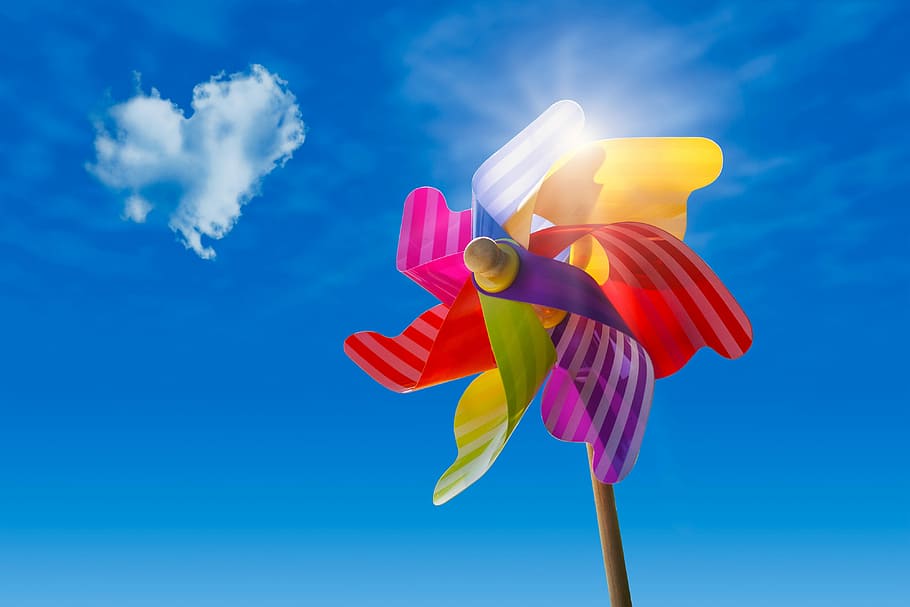 mølle, himmel, skyer, sol, vind, blå, legetøj, baglygte, hjerte, vindmølle, sky - himmel, skønhed i naturen, natur, blomst, pinwheel legetøj, blomstrende plante, plante, friskhed, lav vinkel visning, ingen mennesker, kronblad, lyserød farve, udendørs, tæt på, dag, sollys, skrøbelighed, blomsterhoved, forår, lilla, 4K