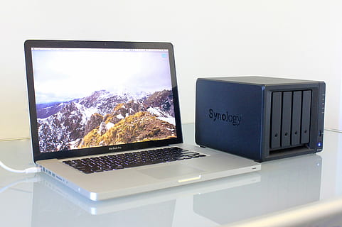 synology ds418play, macbook, pro, blanc, surface, ordinateur, portable, électronique, écran, fond d'écran, La technologie, Technologie sans fil, lien, la communication, l'Internet, réseau informatique, équipement informatique, à l'intérieur, moniteur d'ordinateur, table, personne, équipement, la nature, support d'information, affaires, ordinateur de bureau, meubles, écran plat, clavier, couleur argentée, équipement électrique, communications globales, 4K, CC0, domaine public, libre de droits