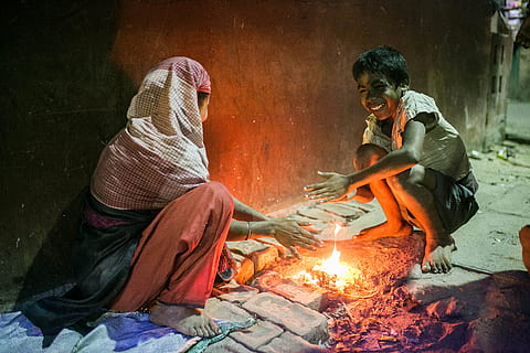 api, wanita, anak laki-laki, duduk, depan, api unggun, api - fenomena alam, orang-orang, India, budaya, agama, suhu panas, pembakaran, dua orang, dewasa, orang sungguhan, pakaian, laki-laki, penuh, perempuan, alam, gaya hidup, orang dewasa yang matang, kerja, persiapan, pria dewasa, bunga api, pakaian hangat, 4K, CC0, domain publik, bebas royalti