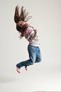 foto, saltando, niña, suéter, azul, pantalones vaqueros, saltar, niño, divertido, activo, ocio, movimiento, aire, longitud total, actividad, bailando, una persona, vitalidad, gente, ropa casual, infancia, foto de estudio, estilos de vida, adentro, chicas, hembras, mujer, actividad de ocio, felicidad, peinado, vista frontal, pantalones, 2K, CC0, dominio público, libre de derechos