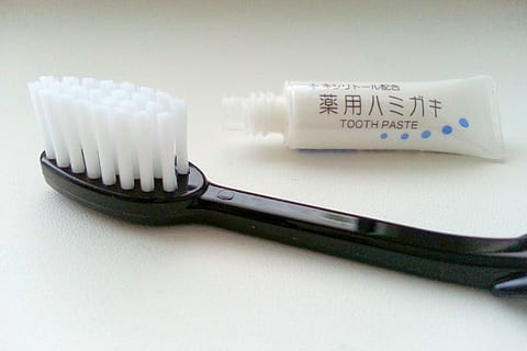 black, toothbrush, toothpaste softube, toothpaste, head, teeth, white, brush, cleaning, white teeth, smile, smiling, care, health, lips, indoors, still life, dental health, no people, text, close-up, communication, healthcare and medicine, table, white color, western script, hygiene, high angle view, two objects, studio shot, container, routine, paper, sweet food, dental equipment, message, 1080P, CC0, public domain, royalty free
