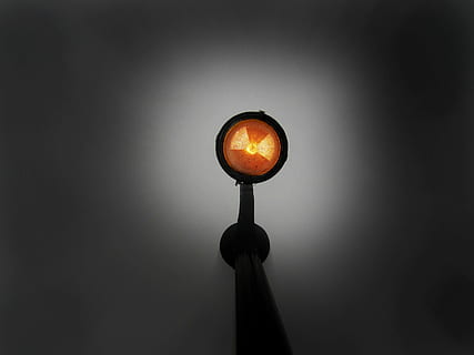 llum, publicació, elèctric, carrer, nit, fanal, brillant, llum del carrer, tecnologia, poder, il·luminat, energia, electricitat, bombeta, pol, exterior, indústria, llanterna, llums d'estadi, fosc, carretera, cel, seguretat, il·luminació, punt de mira, taronja, gris, amunt, cap gent, primer pla, a l'aire lliure, dia, equips d’il·luminació, llum elèctrica, llum - fenomen natural, a l'interior, vista d’angle baix, sol objecte, funció de construcció de parets, còpia espai, equipament elèctric, 2K, CC0, domini públic, lliure de regalies