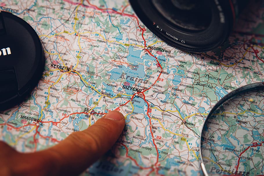 osoba, polohovací, mapa, kruina, prst, Pokyny, kánon, Fotoaparát, objektiv, Zvětšovací sklo, vedení, cestovat, směr, lidé, část lidského těla, detail, uvnitř, mapa světa, plánování, průzkum, vysoký úhel pohledu, selektivní zaměření, objev, lidské ruky, volnočasové aktivity, příprava, technologie, vyhledávání, výlet, 4K