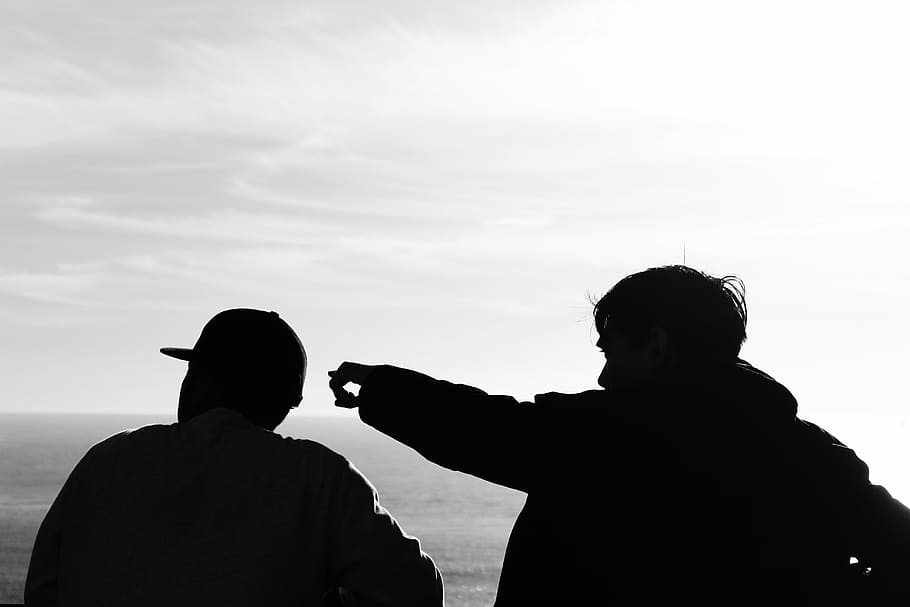 fotografia de silueta, dos, homes, de cara, cos, aigua, tancar, foto, s, de peu, a prop, nois, paio, home, gent, silueta, ombra, assenyalant, cel, núvols, oceà, mar, blanc i negre, amics, dues persones, adult, activitat d'oci, només adults, adult jove, dia, persones reals, estils de vida, vista del darrere, naturalesa, unió, tirada al cap, núvol - cel, cintura cap amunt, a l'aire lliure, retrat, activitat, 5K