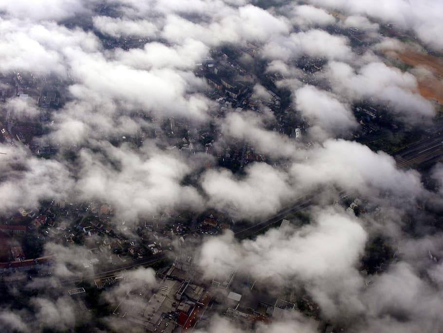edifici, núvol, sòl, blanc, cel, avió, dia, la bruma, naturalesa, núvol - cel, temps, blau, cloudscape, aire, fons, a l'aire lliure, escenics, estratosfera, vista aèria, volant, resum, marc complet, bellesa a la natura, cap gent, tranquil·litat, arbre, medi ambient, escenics - natura, temperatura de fred, vista d’angle alt, bosc, escena tranquil·la, hivern, neu, planta, terra, pi, bosc de pi, arbre de coníferes, nevar, 2K