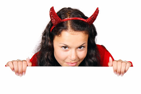 wanita, mengenakan, merah, kemeja, ikat kepala iblis, kostum, setan, naik, gadis, halloween, neraka, tanduk, menyenangkan, cantik, tersenyum, putih, perempuan, muda, plakat, kosong, spanduk, papan iklan, iklan, menyalin ruang, imut, terpencil, poster, tanda, orang-orang, menunjukkan, memegang, etnis kaukasia, riang, satu orang, latar belakang putih, potret, memotong, dewasa, warna putih, melihat kamera, anak, tembakan studio, emosi, keindahan, dalam ruangan, komunikasi, rambut, gaya rambut, wajah manusia, remaja, 4K, CC0, domain publik, bebas royalti