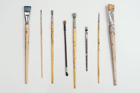 grå, baggrund, pensler, objekter, pensel, udstyr, kunstner, håndværk, træ - materiale, kunst, kreativitet, arbejdsværktøj, hobbyer, hvid, enkelt objekt, tæt på, studio skud, hvid baggrund, ingen mennesker, indendørs, stilleben, variation, Kunst og håndværk, børste, valg, høj vinkel visning, direkte over, side om side, medium gruppe af objekter, gruppe af objekter, enkelhed, 2K, CC0, offentligt domæne, royaltyfrie